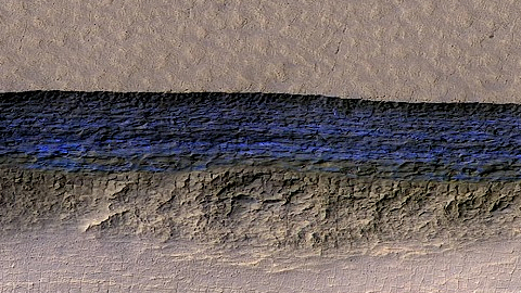  Màu xanh đen của lớp băng ẩn dưới bề mặt hành tinh đỏ. Ảnh: NASA.