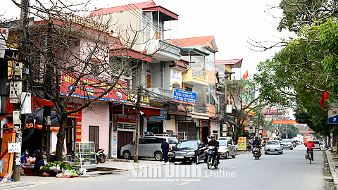 Thực hiện nghị quyết của Đảng ủy, Thị trấn Lâm (Ý Yên) đã hoàn thành mục tiêu xây dựng NTM, góp phần nâng cao đời sống nhân dân. Trong ảnh: Tuyến đường trục chính ở Thị trấn Lâm (Ý Yên).