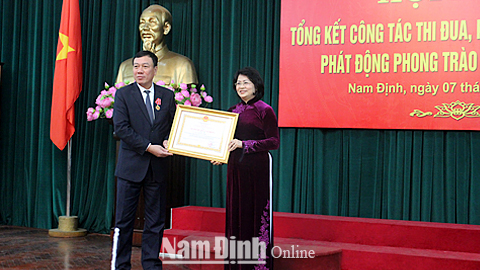 Đồng chí Phó Chủ tịch nước trao Huân chương Lao động hạng Nhì cho đồng chí Bí thư Tỉnh ủy Đoàn Hồng Phong.