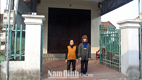 Bố mẹ anh Nguyễn Văn Tuyền ở xóm 5, xã Hải Bắc (Hải Hậu) bên căn nhà mới được hỗ trợ theo Quyết định số 33/2015/QĐ-TTg.