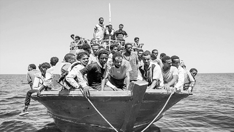 Người di cư Li-bi được giải cứu trên Ðịa Trung Hải.