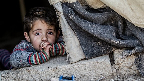 Em bé Syria phải trú ẩn trong lều do chiến tranh. (Ảnh: UNICEF)