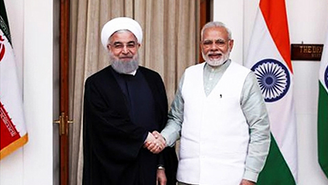Thủ tướng Ấn Độ N.Mô-đi đón Tổng thống I-ran H.Ru-ha-ni. Ảnh: ROI-TƠ