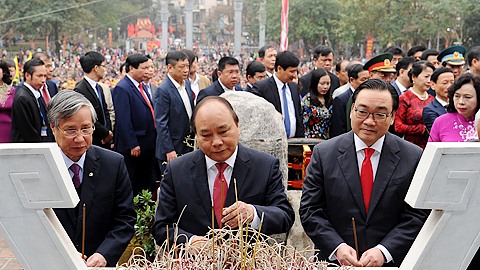 Thủ tướng Nguyễn Xuân Phúc và các đại biểu dâng hương, hoa tại Tượng đài Hoàng đế Quang Trung.
