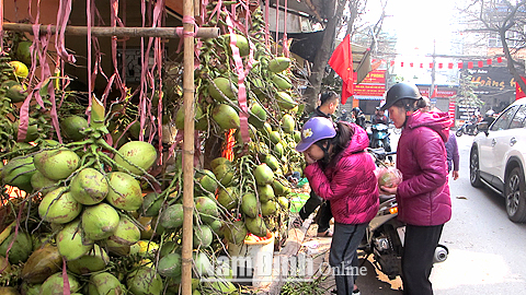 Người dân Thành phố Nam Định mua sắm hàng hóa phục vụ Tết Nguyên đán Mậu Tuất.