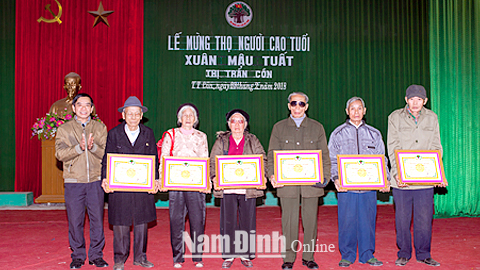 Lãnh đạo Đảng ủy, UBND Thị trấn Cồn (Hải Hậu) trao giấy mừng thọ của Hội NCT Việt Nam cho các cụ tròn 90 tuổi trở lên.
