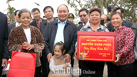 Thủ tướng Nguyễn Xuân Phúc thăm, tặng quà  nhân dân xã Hải Đông (Hải Hậu). Ảnh: Việt Thắng 