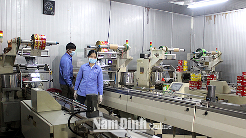 CNLĐ Cty TNHH Thành Hải, KCN Hòa Xá (TP Nam Định) vận hành dây chuyền sản xuất bánh kẹo.