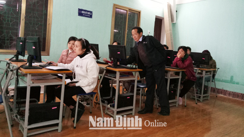 Cán bộ, công chức Thành phố Nam Định tham gia khóa đào tạo, nâng cao trình độ ứng dụng CNTT tại Trung tâm giáo dục thường xuyên tỉnh Nam Định.