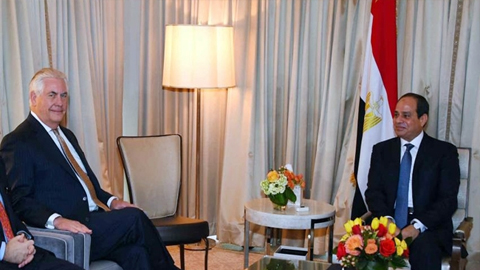 Bộ trưởng Ngoại giao Mỹ R.Ti-lơ-xơn (bên trái) và Tổng thống Ai Cập A.Xi-xi.