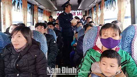 Lực lượng Thanh tra Sở GTVT kiểm tra việc chấp hành các quy định bảo đảm ATGT, chất lượng dịch vụ của xe khách tuyến Nam Định - Hà Nội.