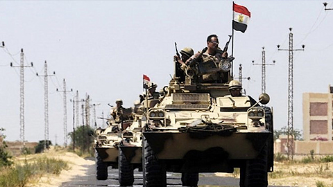Binh sỹ quân đội Ai Cập tiến hành chiến dịch truy quét khủng bố ở El-Arish, cách Cairo 350km về phía đông bắc. (Nguồn: Reuters/TTXVN)