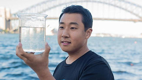 Tiến sỹ Dong Han Seo đang cầm cốc nước sạch đã được lọc từ nước ở cảng Sydney.