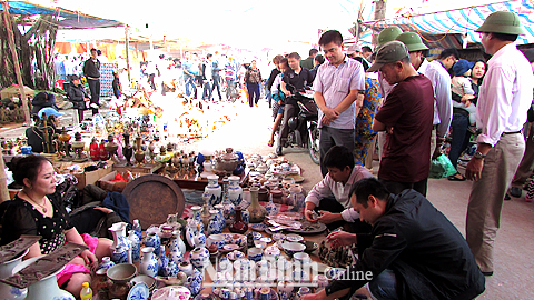 Sản phẩm đồ đồng, gốm sứ bày bán tại Chợ Viềng Xuân, Thị trấn Nam Giang (Nam Trực).