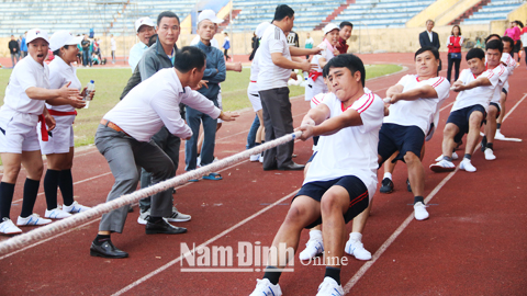 Đội kéo co nam huyện Hải Hậu thi đấu tại Đại hội TDTT tỉnh lần thứ VIII-2018.