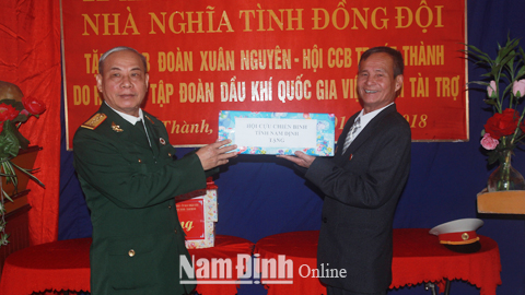 Cán bộ Hội CCB tỉnh tặng quà cho CCB Đoàn Xuân Nguyên ở tổ dân phố Hòa Lạc, Thị trấn Cát Thành (Trực Ninh) trong ngày ông được nhận ngôi nhà nghĩa tình đồng đội.