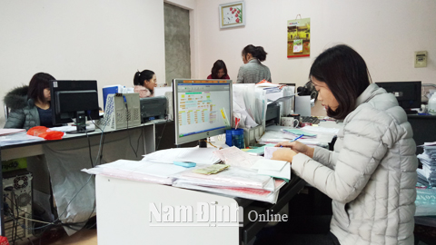 Cán bộ Văn phòng đăng ký thông tin nhà đất Thành phố Nam Định rà soát các thủ tục cấp Giấy chứng nhận quyền sử dụng đất.