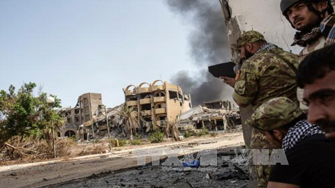 Binh sĩ Libya tham gia chiến dịch truy quét IS tại Sirte, Libya ngày 2/10/2017. Ảnh: AFP/TTXVN