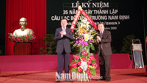 Đồng chí Đoàn Hồng Phong, Ủy viên BCH Trung ương Đảng, Bí thư Tỉnh ủy, Trưởng đoàn Đoàn đại biểu Quốc hội của tỉnh tặng hoa chúc mừng CLB Thiên Trường.