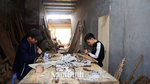 Doanh nghiệp sản xuất đồ gỗ của gia đình anh Vũ Văn Quyết, xóm 7, xã Hải Đông luôn thực hiện tốt ATVSLĐ cho người lao động.