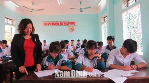 Cô và trò Trường THPT Lương Thế Vinh trong một giờ học.  Bài và ảnh: Hồng Minh
