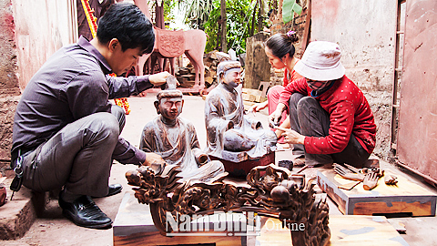 Công đoạn sơn hom sản phẩm trong quy trình làm hàng nét (trên chất liệu gỗ) tại làng nghề Sơn mài Cát Đằng, xã Yên Tiến. 
