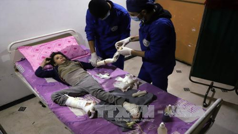 Trẻ em bị thương sau một cuộc không kích tại khu vực Otaybah, Đông Ghouta, Syria ngày 25/2. Ảnh: AFP/TTXVN