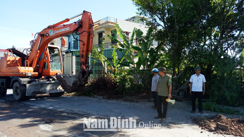 Lực lượng chức năng huyện Trực Ninh tháo dỡ vi phạm về đất đai trên địa bàn xã Việt Hùng.