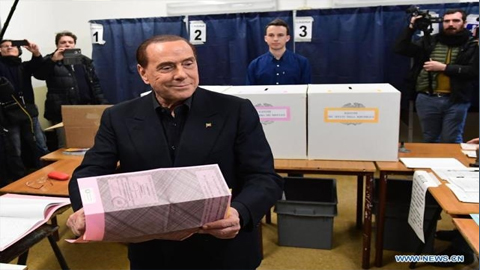 Lãnh đạo đảng Forza Italia, ông Silvio Berlusconi bỏ phiếu tại điểm bầu cử ở Milan, ngày 4-3. (Ảnh: Tân Hoa xã)