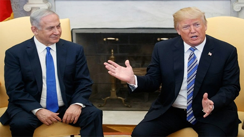 Tổng thống Mỹ Ð.Trăm (phải) và Thủ tướng I-xra-en B.Nê-ta-ni-a-hu thảo luận về vấn đề Giê-ru-xa-lem. Ảnh New York Times