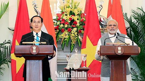 Chủ tịch nước Trần Đại Quang và Thủ tướng Cộng hoà Ấn Độ Na-ren-đra Mô-đi họp báo sau khi kết thúc hội đàm. Ảnh: Nhan Sáng - TTXVN