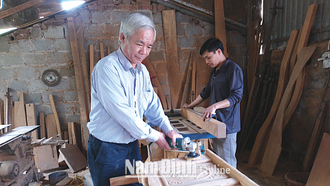 Nghệ nhân Phạm Quốc Toản (bên trái) với sản phẩm của làng nghề mộc truyền thống Phạm Rỵ.