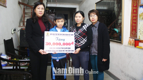 LĐLĐ Thành phố Nam Định tặng quà của Quỹ bảo trợ trẻ em Công đoàn Việt Nam cho con CNLĐ có hoàn cảnh khó khăn mổ tim bẩm sinh.