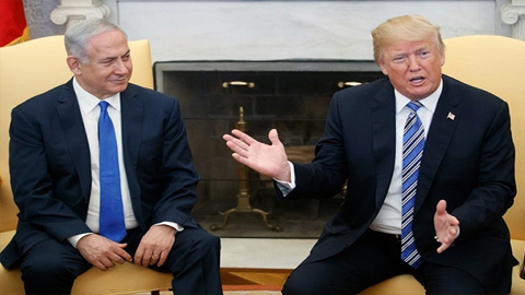 Tổng thống Mỹ Donald Trump (phải) và Thủ tướng Israel Benjamin Netanyahu thảo luận về vấn đề Jerusalem. (Ảnh: New York Times)