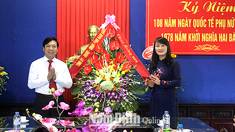 Đồng chí Trần Văn Chung, Phó Bí thư Thường trực Tỉnh ủy, Chủ tịch HĐND tỉnh tặng hoa, chúc mừng cán bộ, hội viên Hội LHPN tỉnh.