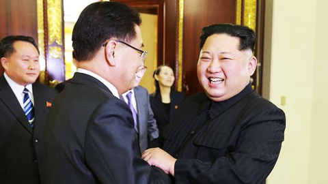 Nhà lãnh đạo Kim Jong-un (phải) và ông Chung Eui-yong, đặc phái viên của Tổng thống Hàn Quốc. Ảnh: AFP