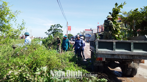 Công nhân môi trường Thị trấn Cát Thành (Trực Ninh) dọn vệ sinh khu dân cư.  Bài và ảnh: Thanh Thúy
