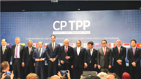 Bộ trưởng Bộ Công Thương Trần Tuấn Anh (ngoài cùng, bên phải) cùng đại diện 10 nước tham gia lễ ký Hiệp định CPTPP chụp ảnh chung tại San-chi-a-gô ngày 8-3.  Ảnh: AFP/TTXVN