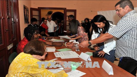 Cử tri tại một điểm bỏ phiếu của Cuba