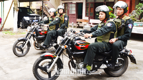 Lực lượng Cảnh sát cơ động (Công an tỉnh) lên đường tuần tra, kiểm soát bảo đảm an ninh trật tự.