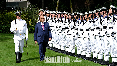 Thủ tướng Nguyễn Xuân Phúc duyệt Đội Danh dự quân đội Niu Di-lân. Ảnh: Quang Hiếu