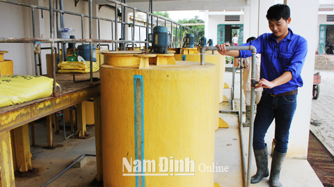 Nhân viên Trạm xử lý nước thải CCN An Xá (TP Nam Định) kiểm tra, bảo đảm hệ thống thiết bị xử lý nước thải vận hành an toàn.