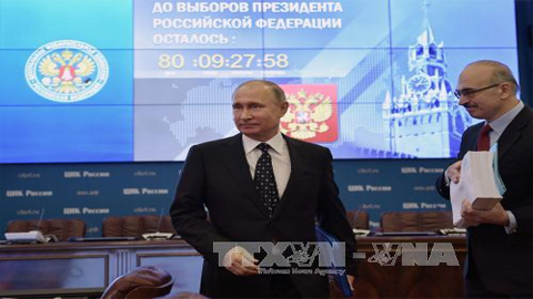 Tổng thống Vladimir Putin đích thân nộp hồ sơ tranh cử. Ảnh: AFP/TTXVN
