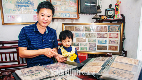 Anh Vũ Hoài Nam (42 tuổi), xã Nam Vân (TP Nam Định) với bộ sưu tập tiền xưa.