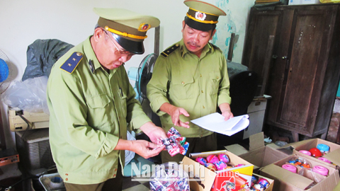 Lực lượng Quản lý thị trường thu giữ đồ chơi không đạt chuẩn lưu thông trên địa bàn Thành phố Nam Định.