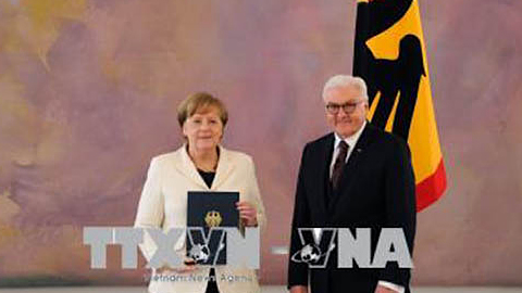 Bà Angela Merkel (trái) nhận quyết định bổ nhiệm từ Tổng thống Đức Frank-Walter Steinmeier sau khi tái đắc cử Thủ tướng Đức, tại Berlin ngày 14/3. Ảnh: AFP/TTXVN
