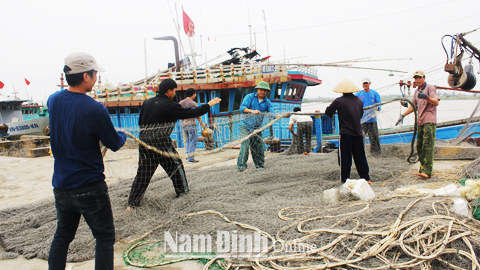 Ngư dân huyện Hải Hậu chuẩn bị ngư lưới cụ cho chuyến ra khơi khai thác thủy sản.