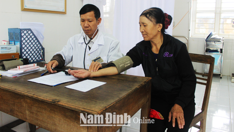 Khám bệnh cho hội viên phụ nữ tại Trạm Y tế Thị trấn Gôi (Vụ Bản).