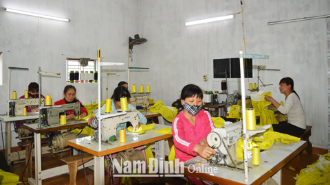 ​Cơ sở may của chị Nguyễn Thị Huế, ở xóm 8, xã Hải Sơn, tạo việc làm, thu nhập ổn định cho 15 lao động.