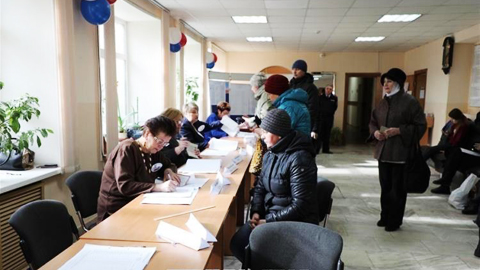 Cử tri chờ bỏ phiếu bầu Tổng thống Nga tại điểm bầu cử ở Vla-đi-vô-xtốc ngày 18-3. Ảnh: THX/TTXVN